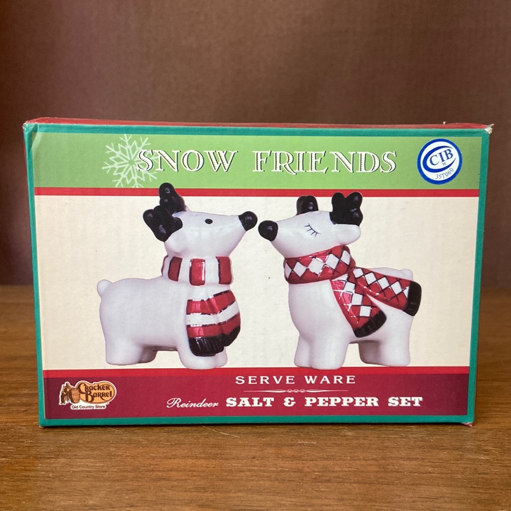 CRACKER BARREL CERAMIC REINDEER SNOW FRIENDS SALT & PEPPER SET NEW